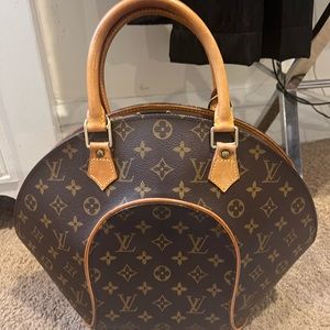 Pre Loved Authentic Louis Vuttion Bag!